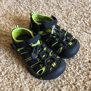 Boys keen Water shoes sz 10